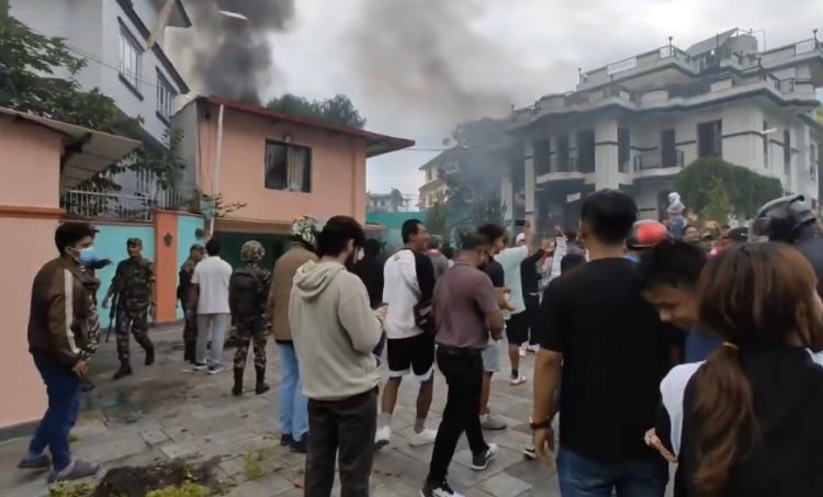 नेपाल में बेकाबू हुआ आंदोलन: पीएम ओली का इस्तीफा, संसद पर कब्ज़ा और नेताओं के घरों में आगजनी