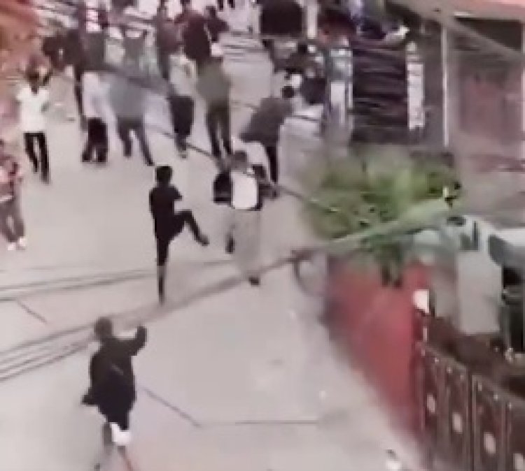 नेपाल में राजनीतिक भूचाल: वित्त मंत्री को प्रदर्शनकारियों ने सड़क पर दौड़ा- दौड़ाकर पीटा, VIDEO वायरल