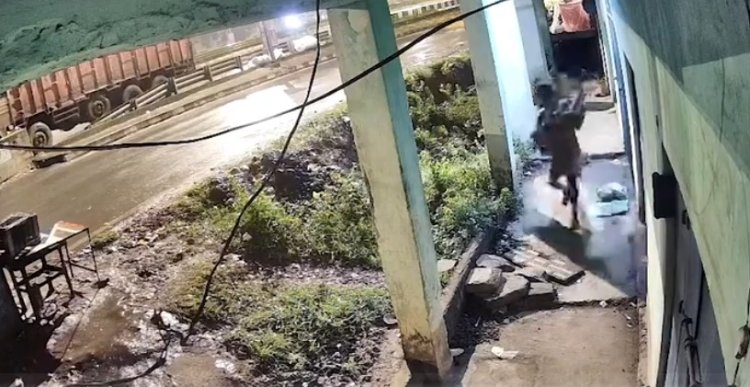 ट्रक ड्राइवर ने सड़क किनारे खड़ी महिला को किया किडनैप, CCTV फुटेज में कैद हुई भयावह घटना