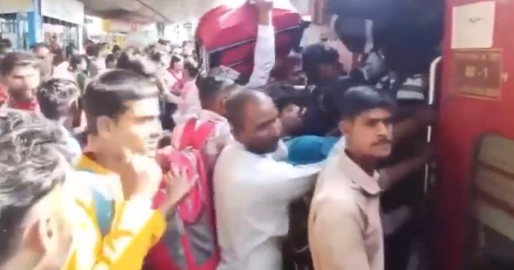 छठ से पहले ट्रेनों में हाहाकार: राहुल गांधी बोले – ‘12,000 स्पेशल ट्रेनों’ का वादा निकला जुमला, लोग दरवाज़ों-छतों पर सफर करने को मजबूर