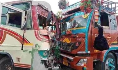 तेलंगाना में दर्दनाक सड़क हादसा: बस और ट्रक की भिड़ंत में 20 की मौत, मंजर देख कांप उठे लोग
