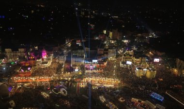 वाराणसी में देव दीपावली 2025: 15 लाख दीपों से जगमगाई काशी, गंगा किनारे भक्ति और आस्था का संगम