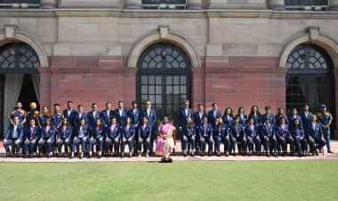 महिला विश्व कप विजेता भारतीय टीम ने राष्ट्रपति द्रौपदी मुर्मू से की मुलाकात, हरमनप्रीत कौर ने भेंट की सिग्नेचर जर्सी