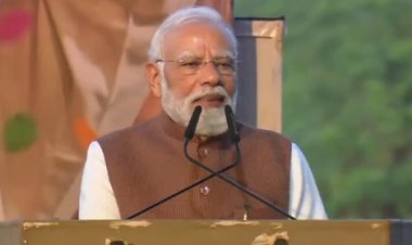 सूरत में PM मोदी का भव्य स्वागत: नीतीश के अपमान से लेकर बिहार की ऐतिहासिक जीत तक विपक्ष पर करारा प्रहार