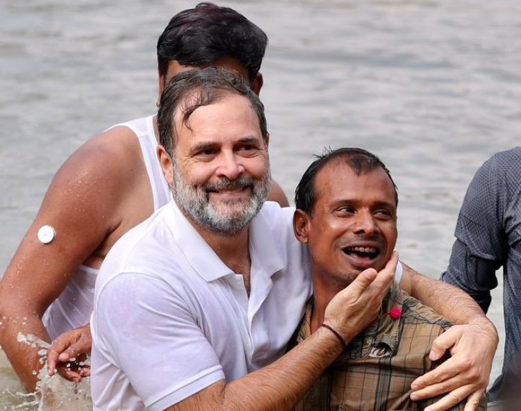 बिहार चुनाव में राहुल गांधी का नया अंदाज़! बेगूसराय में तालाब में उतरे, मछुआरों संग जाल डालकर पकड़ी मछली