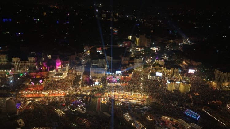 वाराणसी में देव दीपावली 2025: 15 लाख दीपों से जगमगाई काशी, गंगा किनारे भक्ति और आस्था का संगम