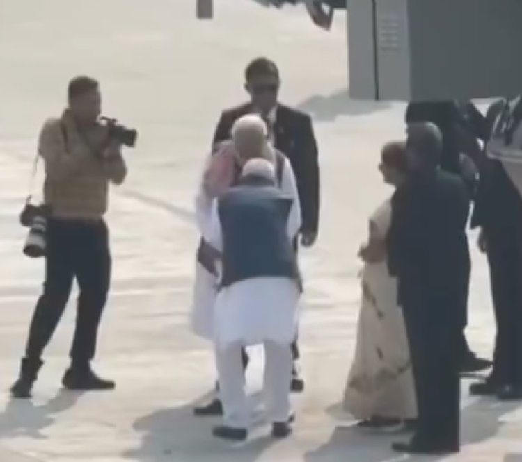 PM मोदी-नीतीश मुलाक़ात का भावुक पल: शपथ ग्रहण के बाद फिर चर्चा में आए ‘चरण स्पर्श’ वाले दृश्य