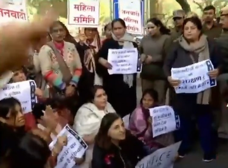 उन्नाव रेप केस की सुनवाई से पहले सुप्रीम कोर्ट के बाहर हंगामा, ‘नारी न्याय’ के नारों के बीच महिला कार्यकर्ता हिरासत में