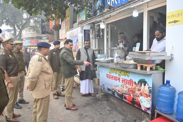 वाराणसी में सड़कों पर उतरे पुलिस आयुक्त, अतिक्रमण पर सख्ती; पहलवान लस्सी वाले पर मुकदमा