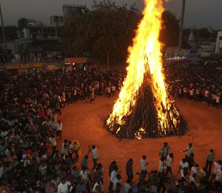 होलिका दहन: जब अग्नि में जलती है नकारात्मकता, फैलती है सकारात्मक ऊर्जा