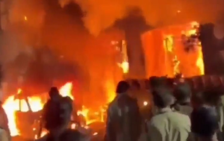 चार्जिंग पर लगी गाड़ी बनी मौत का कारण! इंदौर में आग ने छीनी 7 जिंदगियां