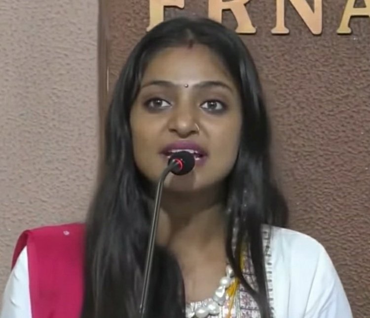 महाकुंभ की ‘वायरल गर्ल’ मोनालिसा विवादों में: छेड़छाड़ के आरोप, परिवार ने बताया झूठ!